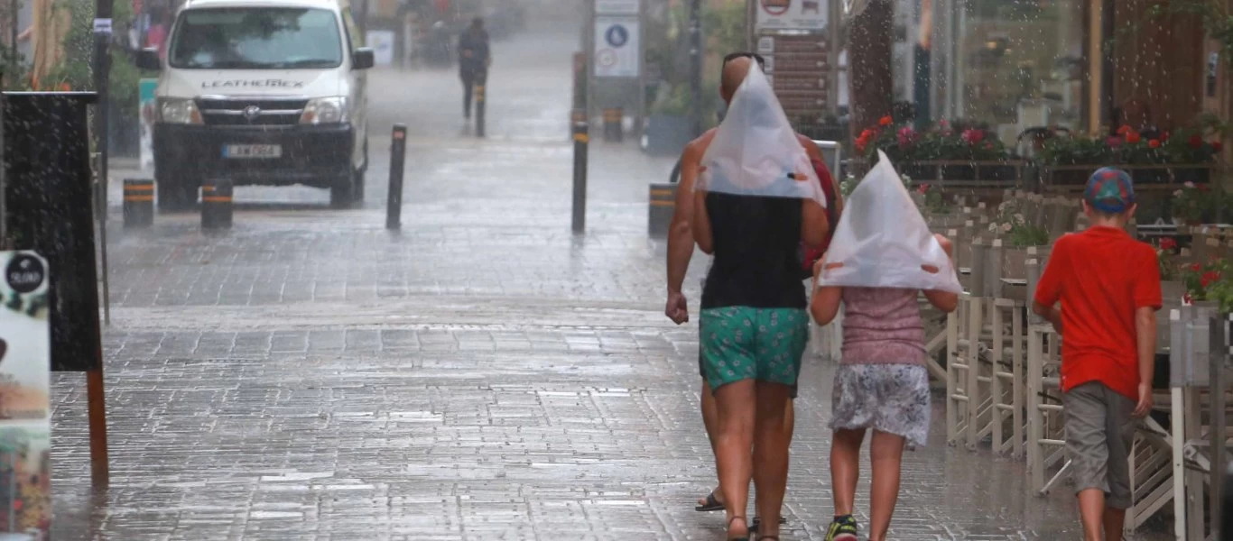 Καιρός: Βροχές, καταιγίδες και χαλάζι σήμερα - «Βουτιά» της θερμοκρασίας